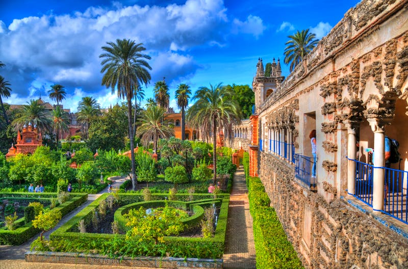 Ausblick in den wunderschönen Garten in Alcázar - ©©aharond - stock.adobe.com