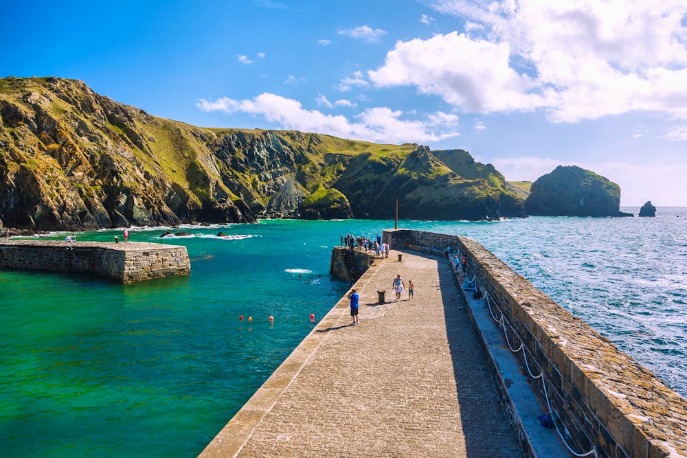  Steilküste von Cornwall &ndash; &copy; ©hwtravel - stock.adobe.com