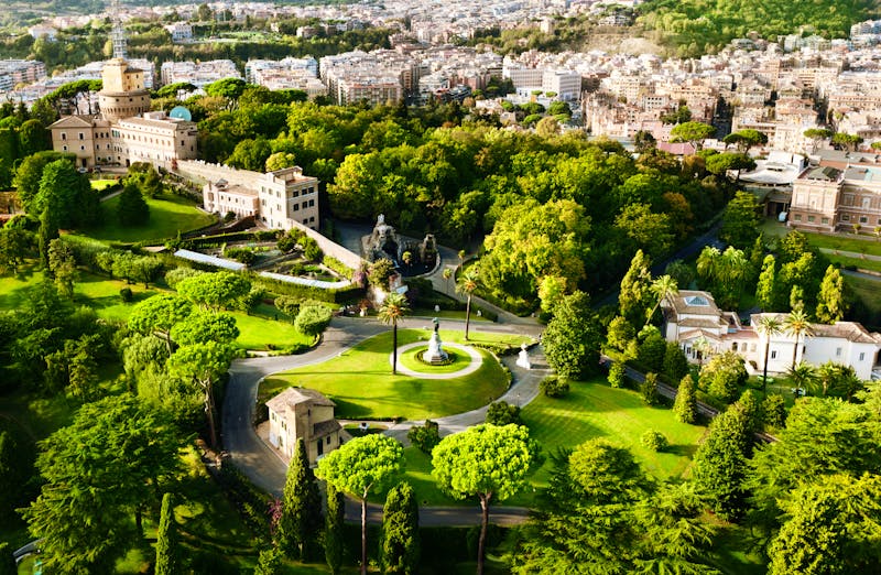 Italien - Der güne Vatikan Garten in Rom - ©©Iakov Kalinin - stock.adobe.com