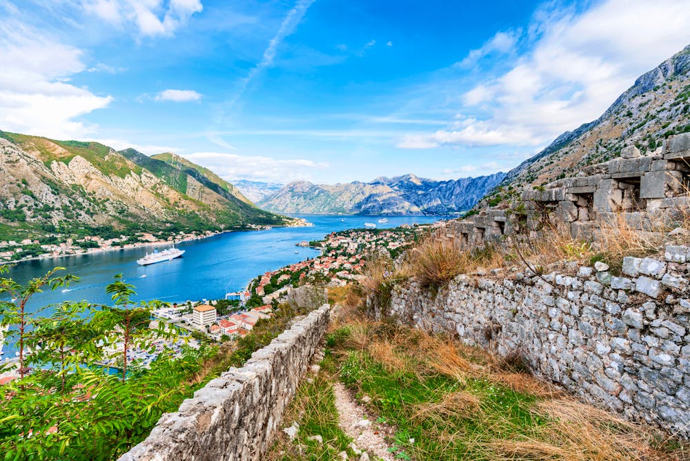 Blick auf den Hafen und die Bergketten von Kotor &ndash; &copy; ©asiastock - stock.adobe.com