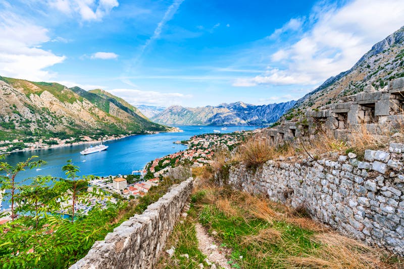 Blick auf den Hafen und die Bergketten von Kotor - ©©asiastock - stock.adobe.com