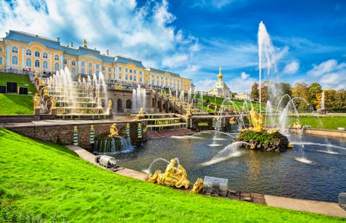 Panorama des Peterhof in St.Petersburg &ndash; &copy; ©Vladimir Sazonov - stock.adobe.com