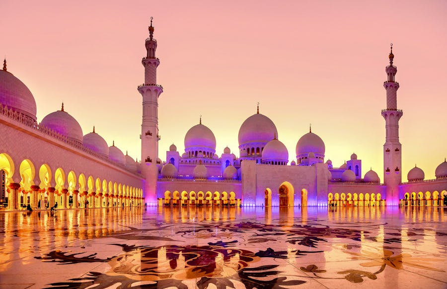 Innenhof der Sheikh Zayed-Moschee in Abu-Dhabi am Abend – © ©dvrcan - stock.adobe.com