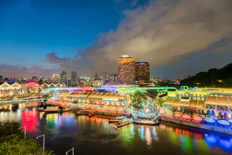 Der Clarke Quay in Singapur bei Nacht   - ©©ake1150 - stock.adobe.com