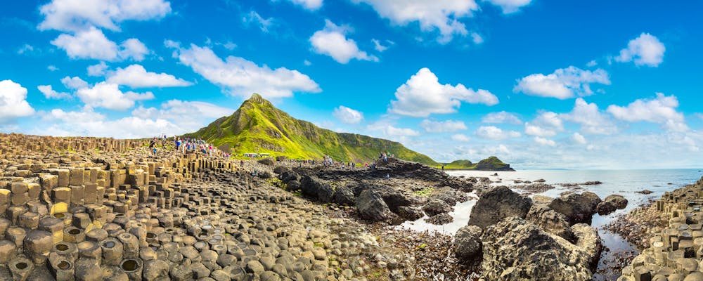 Blick auf die Steinsäulen des Naturphänomens Giant's Causeway – © ©Sergii Figurnyi - stock.adobe.com