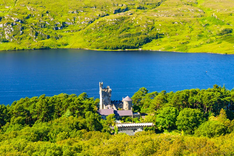 Glenveagh Castle in Donegal - ©©alexanderkonsta - stock.adobe.com