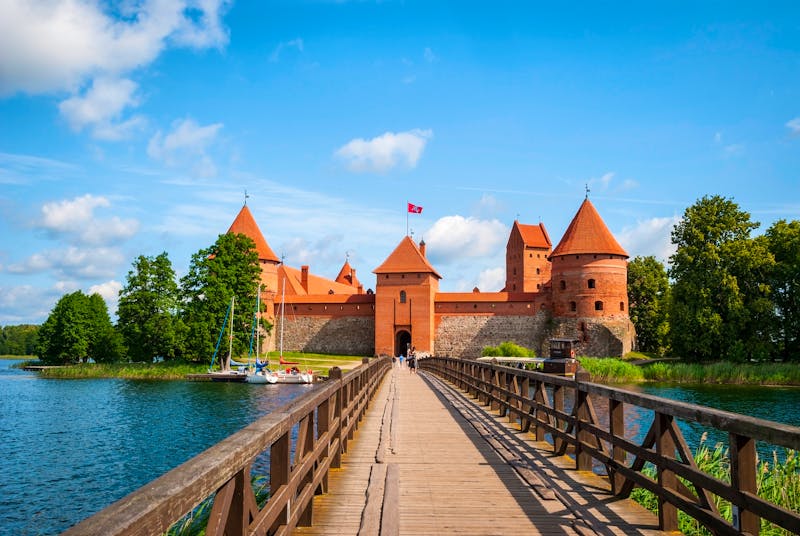 Brücke auf dem Weg zur spätmittelalterlichen Wasserburg Trakai  - ©©dinozzaver - stock.adobe.com