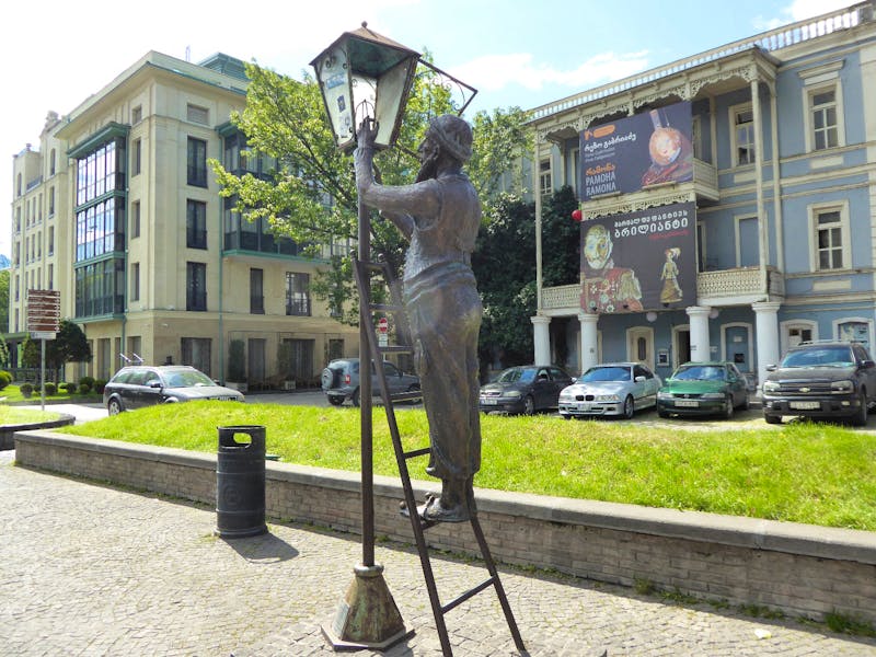 Lampenanzünder Tbilissi - ©Sabine Letzybyll