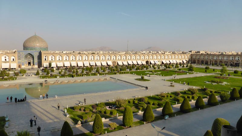 Isfahan, Blick vom Ali-Qapu-Palast auf den Imam-Platz mit Lotfollah-Moschee - ©Frank Nimschowski