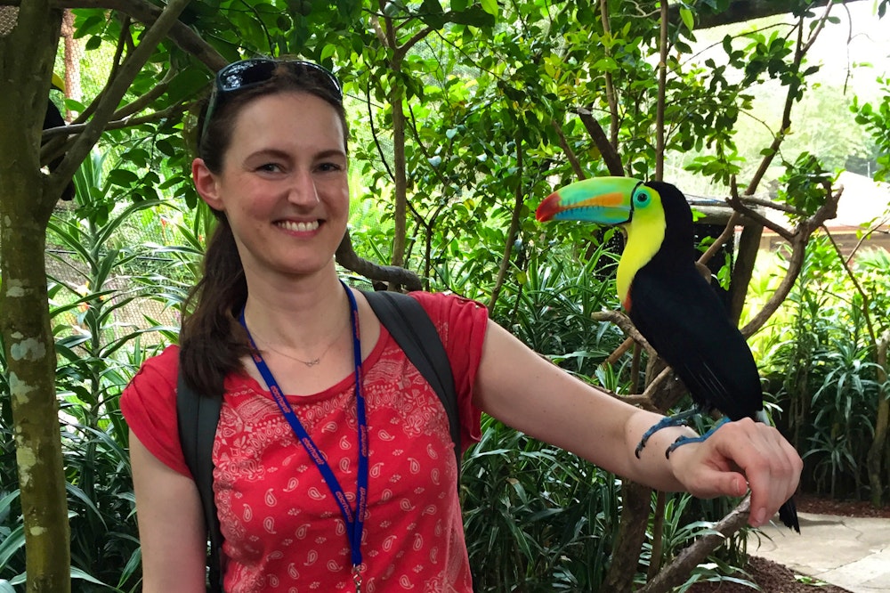 Reisebegleiterin Astrid mit Tukan in Costa Rica – © Eberhardt TRAVEL