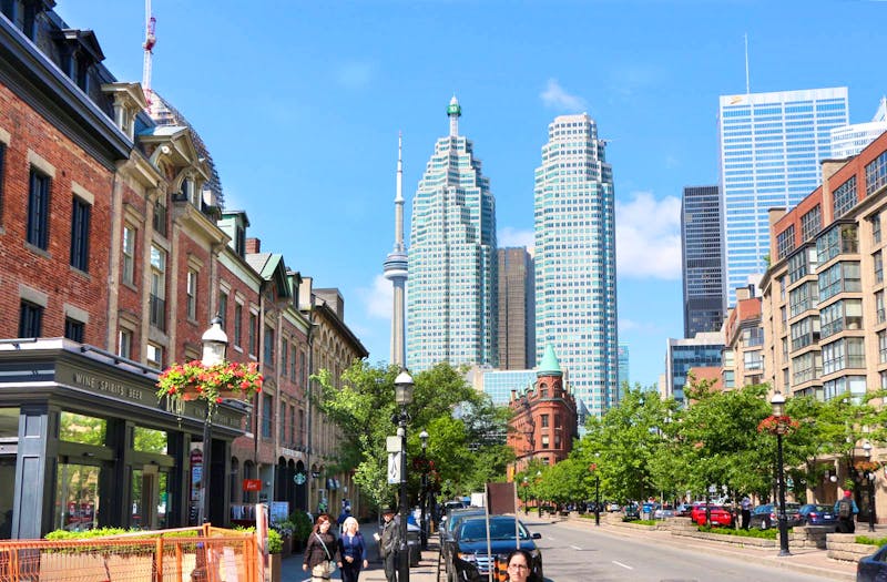 Bügeleisenhaus, Eaton-Türme und CN Tower in Toronto - ©Eberhardt TRAVEL