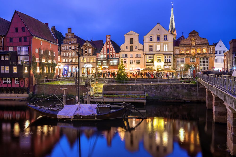 Niedersachsen - Stintmarkt in Lüneburg bei Nacht  &ndash; &copy; ©Carl-Jürgen Bautsch - stock.adobe.com