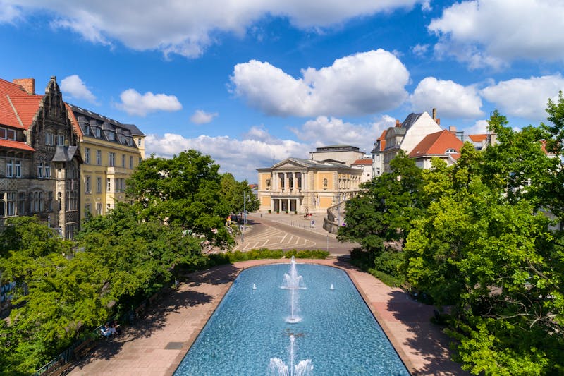 Halle (Saale) - Springbrunnen am Opernhaus - ©©kiono - stock.adobe.com