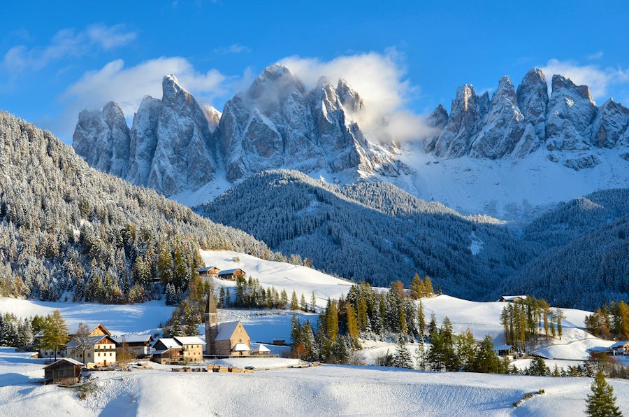 Südtirol - Die winterliche Landschaft der Dolomiten und St. Magdalena  – © ©iPics - stock.adobe.com