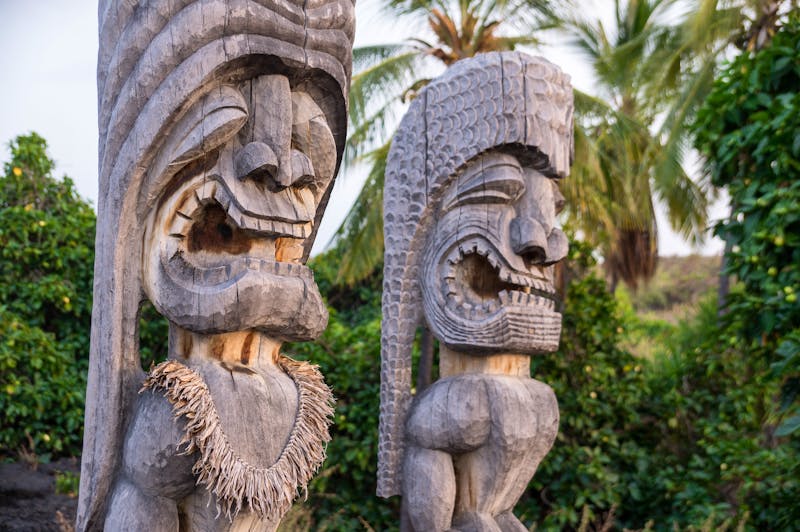 Religiöse Statuen, Puauhonua o Honaunau National Historical Park, Big Island, Hawaii - ©Julian Peters Photos - Adobe Stock