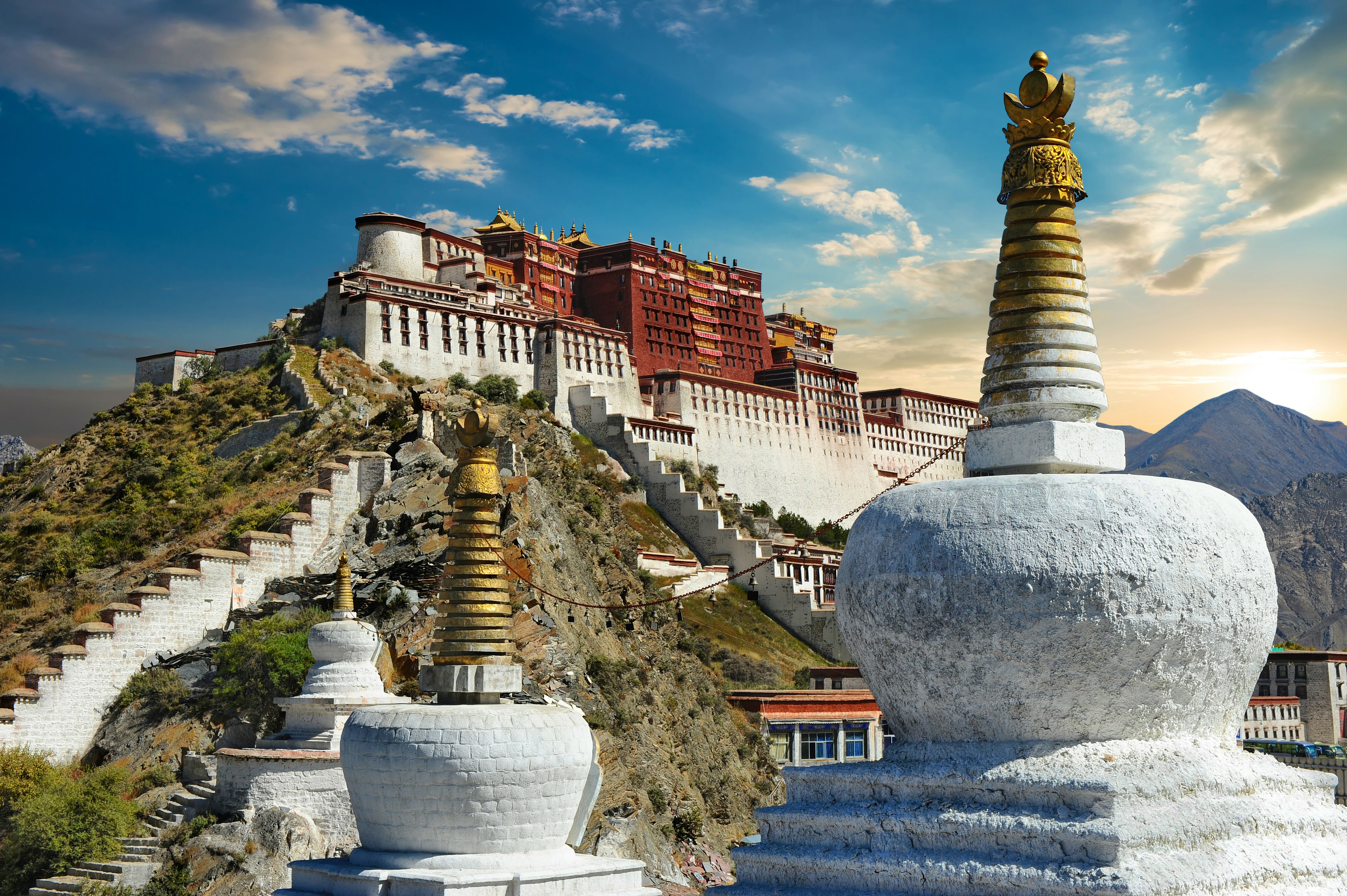 The Potala Palace in Tibet during sunset – © ©wusuowei - stock.adobe.com