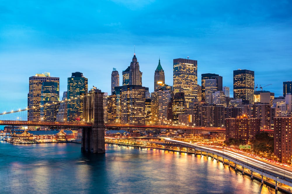 New York, Manhattan & Brooklyn Bridge am Abend &ndash; &copy; Beboy - Adobe Stock