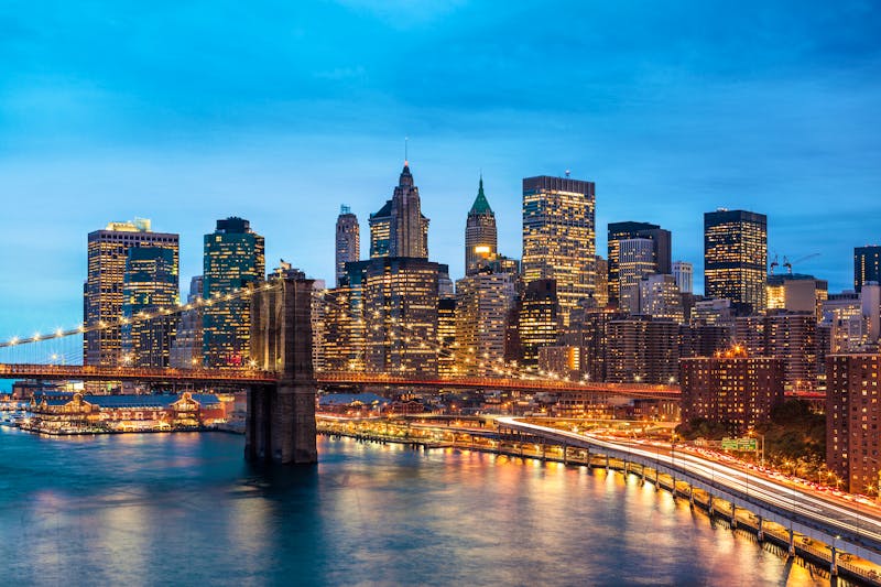 New York, Manhattan & Brooklyn Bridge am Abend - ©Beboy - Adobe Stock