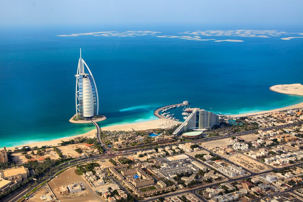  Dubai, Vereinigte Arabische Emirate - Burj Al Arab von oben &ndash; &copy; Irina Schmidt - stock.adobe.com