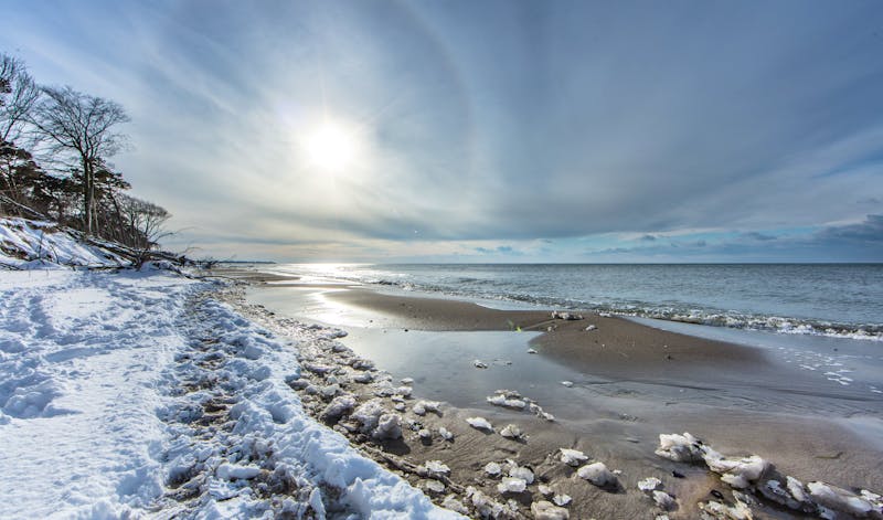 Strand im Winter - &copy;©haiderose - stock.adobe.com