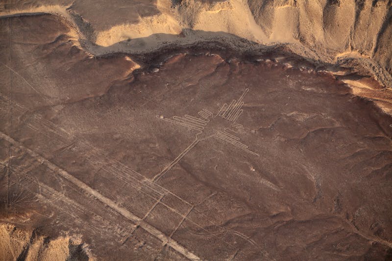 Flug über die Nazca-Linien Kolibri - ©nicolasdumeige - Adobe Stock