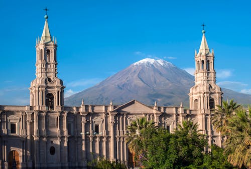 Arequipa mit Vulkan El Misti &ndash; &copy; Kseniya Ragozina - Adobe Stock