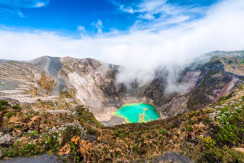 Vulkan Irazu, Krater, Costa Rica &ndash; &copy; alexanderkonsta - Adobe Stock