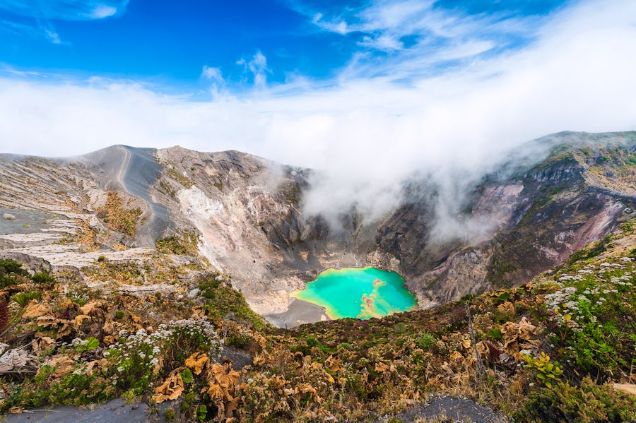Vulkan Irazu, Krater, Costa Rica – © alexanderkonsta - Adobe Stock