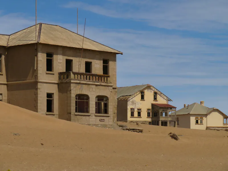 Kolmanskop am Rande des Diamentensperrgebietes der Namib - &copy;Eberhardt TRAVEL