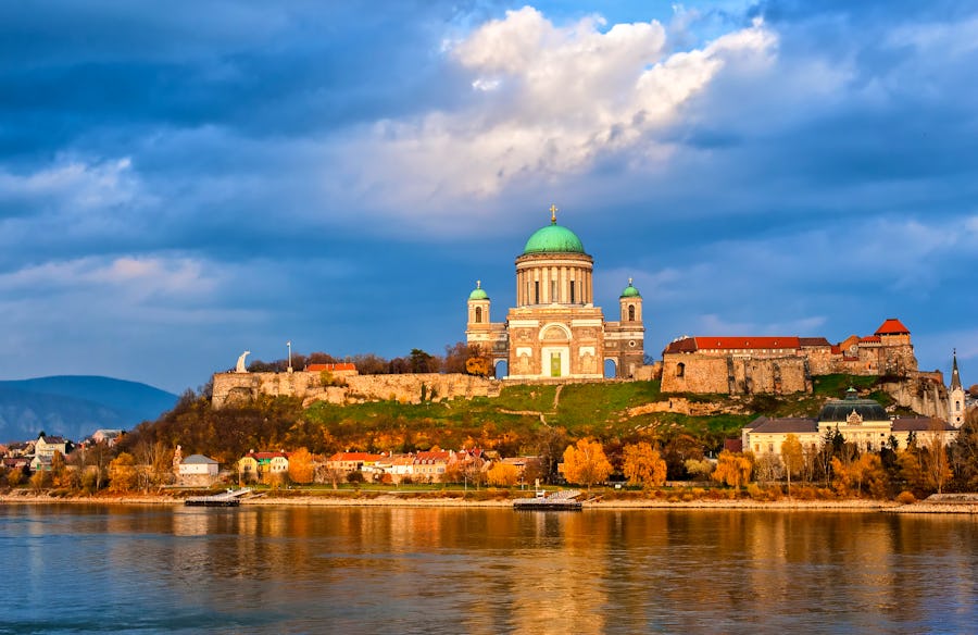 Esztergom Basilika an der Donau, Ungarn – © Boris Stroujko - Adobe Stock