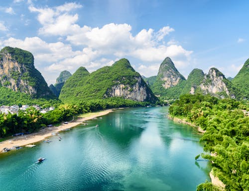 Li-Fluss in der Karstlandschaft – © efired - stock.adobe.com