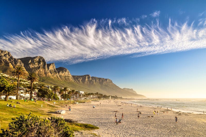 Der elegante Küstenvorort Camps Bay in Kapstadt - ©wallixx - stock.adobe.com