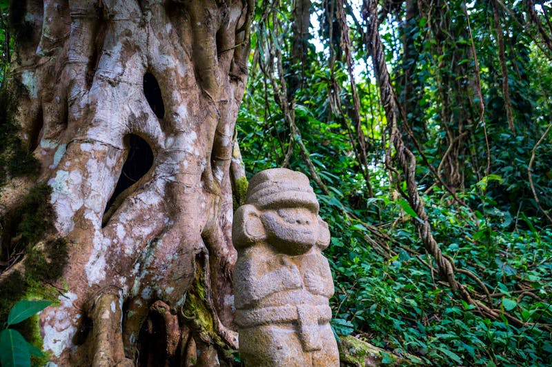 Statue im Regenwald in San Agustin - ©Julian Peters Photos - Adobe Stock