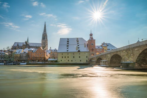 Regensburg im Winter mit Promenade und Dom und Steinerne Brücke, Deutschland &ndash; &copy; ©stgrafix - stock.adobe.com
