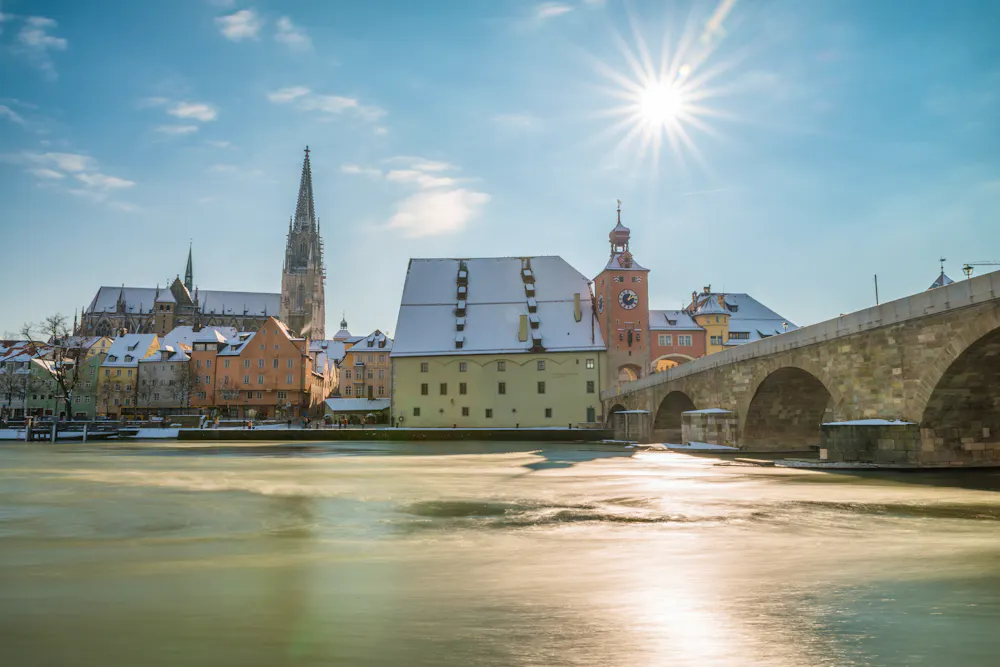 Regensburg im Winter mit Promenade und Dom und Steinerne Brücke, Deutschland &ndash; &copy; ©stgrafix - stock.adobe.com