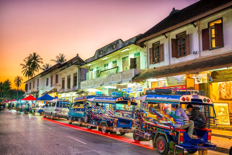 Luang Prabang - Altstadt mit Tuktuk-Taxis - ©©f11photo - stock.adobe.com