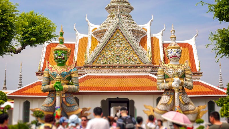 Eingang am Wat Arun-Tempel in Bangkok - ©©CrackerClips - stock.adobe.com