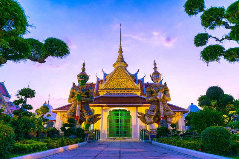 Wat Arun-Tempel in Bangkok bei Sonnenuntergang - ©©newroadstore - stock.adobe.com