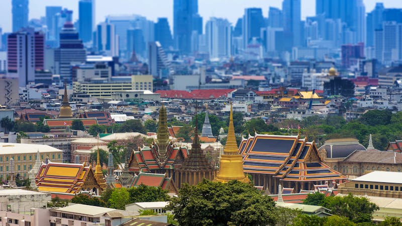 Wat Phra Kaeo und Skyline von Bangkok  - ©©nirutft - stock.adobe.com