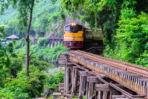 Kanchanaburi - Holz-Viadukt am Kwai-Fluss &ndash; &copy; ©Eakkaluk - stock.adobe.com