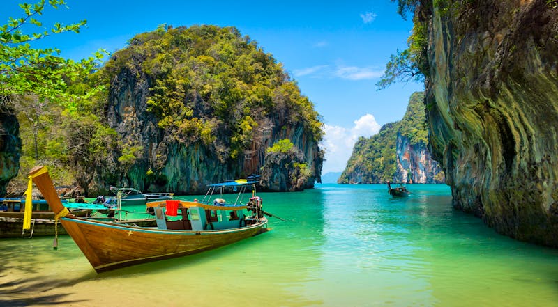 Phi Phi Island_ - Long-Tail-Boot in einer romantischen Bucht - ©©Anton Gvozdikov - stock.adobe.com