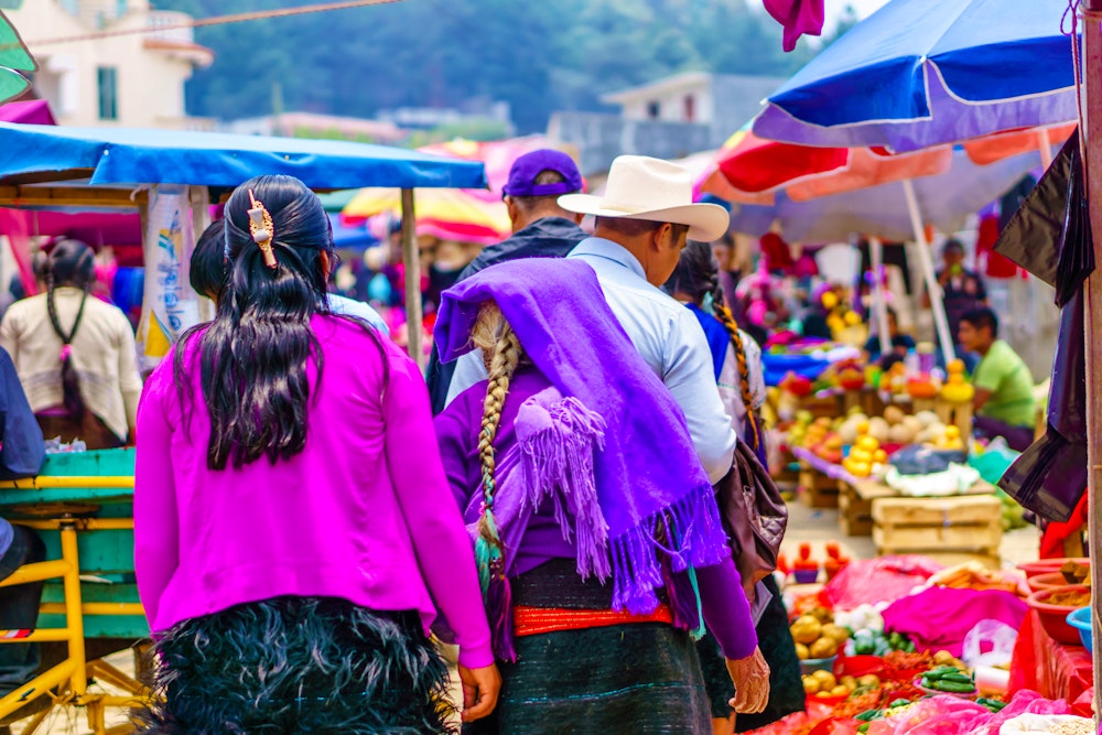 Mexiko – Tzotzil-Maya Frau auf dem Markt in Chamula – © streetflash - stock.adobe.com