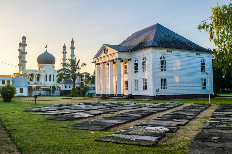 Neveh Shalom Synagoge und Moschee Kaizerstraat in Paramaribo, Suriname - ©Matyas Rehak - Adobe Stock