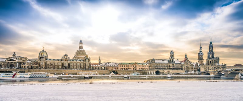 Panorama mit Frauenkirche in Dresden im Winter - ©©philippcherubim - stock.adobe.com