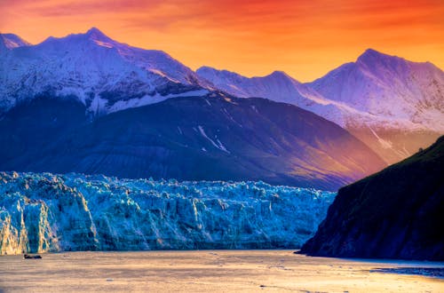 Sonnenaufgang am Hubbard Gletscher in Alaska &ndash; &copy; lhboucault - stock.adobe.com