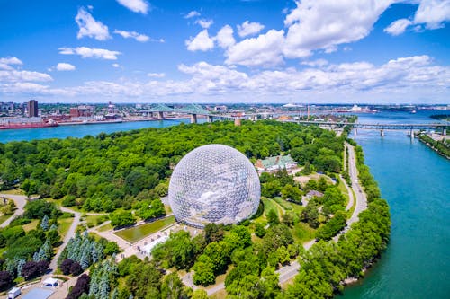 Biosphère und der St. Lawrence-Fluss in Montreal &ndash; &copy; R.M. Nunes - stock.adobe.com