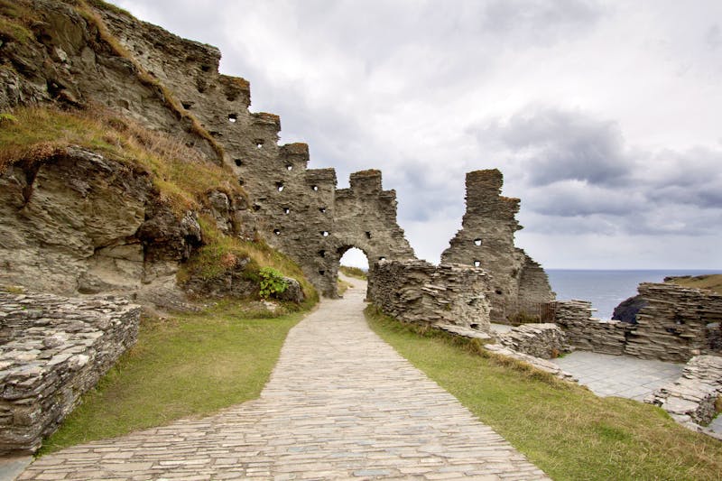 Ruins of Tintagel castle in North Cornwall coast - ©Tatyana Tomsickova - Adobe Stock