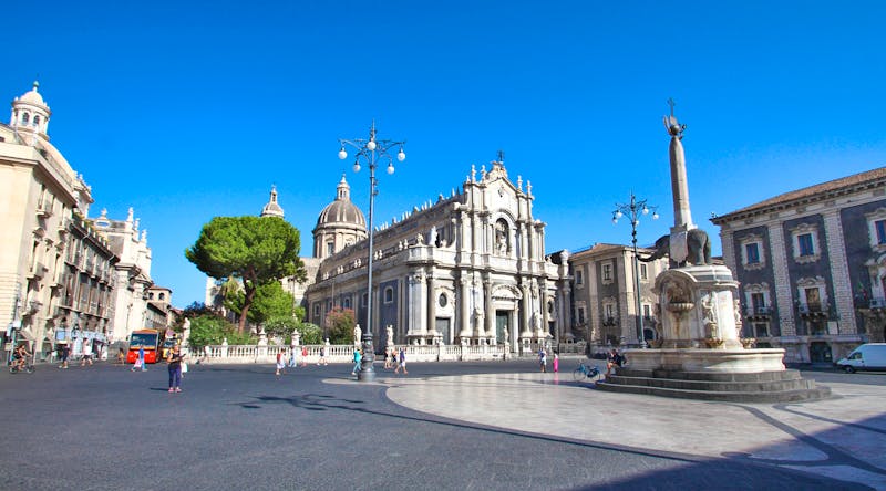 Catania, Elefantenbrunnen und Kathedrale - ©Brad Pict - stock.adobe.com