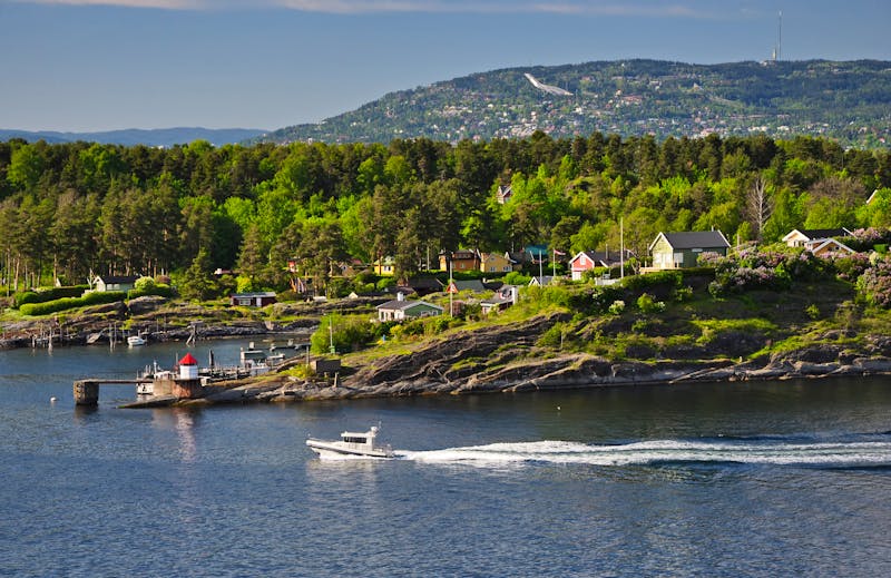 Bucht des Oslofjord mit Holenkollenem im Hintergrund - ©©Karel - stock.adobe.com