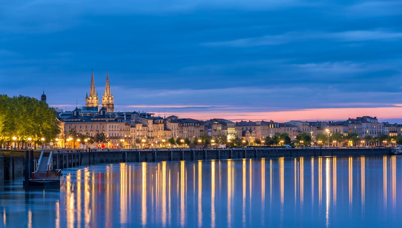 Panoramablick auf Bordeaux an der Garonne am Abend - ©Leonid Andronov - stock.adobe.com